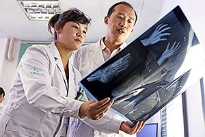 chinese_doctors_with_x_ray