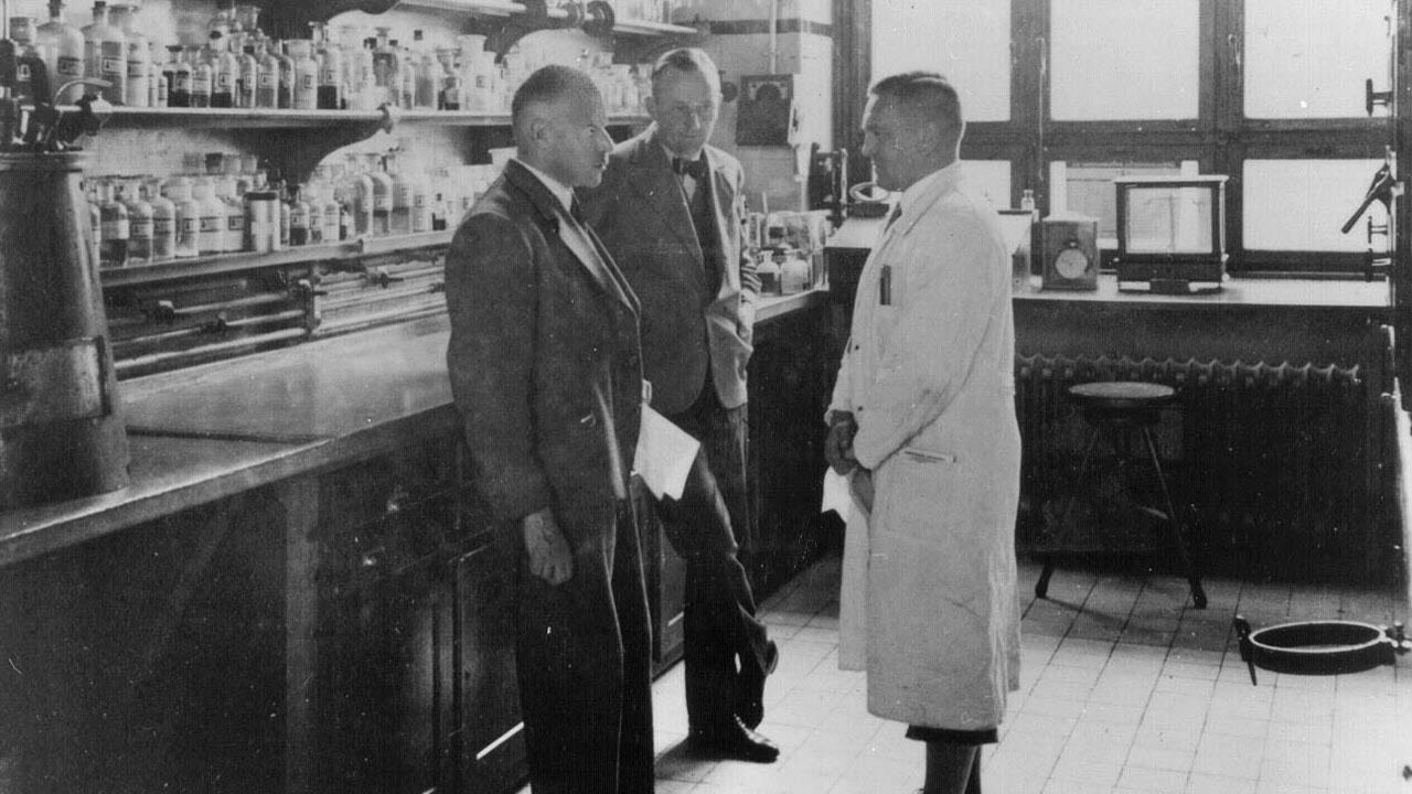 Dr. Hans Finkelstein conversing with colleagues. View of a laboratory at the Uerdingen site, 1932. Photo: Bayer AG, Bayer Archives Leverkusen