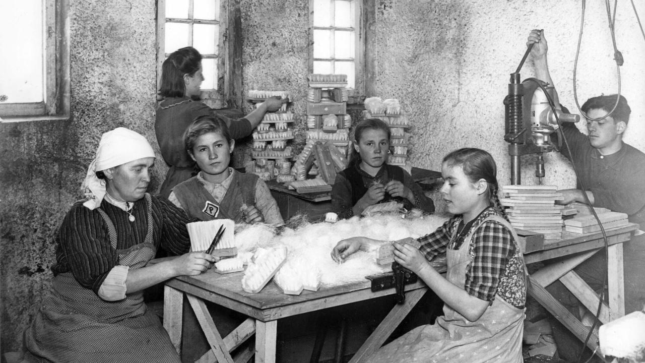 Polish forced laborers making brushes and brooms at the Leverkusen site, circa 1943. Photo: Bayer AG, Bayer Archives Leverkusen