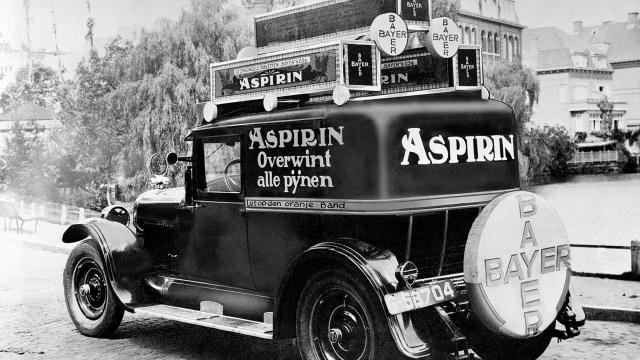 Fahrzeug mit Aspirin-Werbung