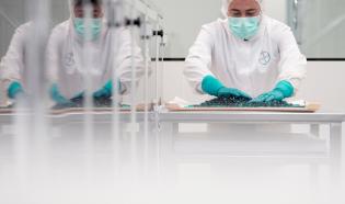 Un trabajador de Bayer en la planta de Berlimed