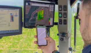 Agricultor viendo datos de FieldView en su tractor